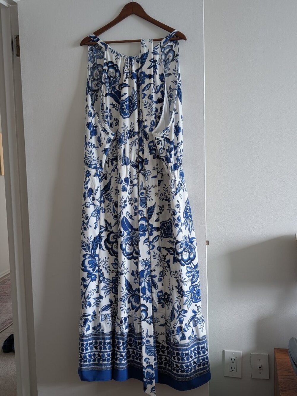 Bloomchic blue floral maxi Summer dress with long tie belt and pockets. US28